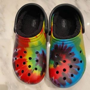 CROCS Tie Dyed NWOT Fleeced lined size M4/W6